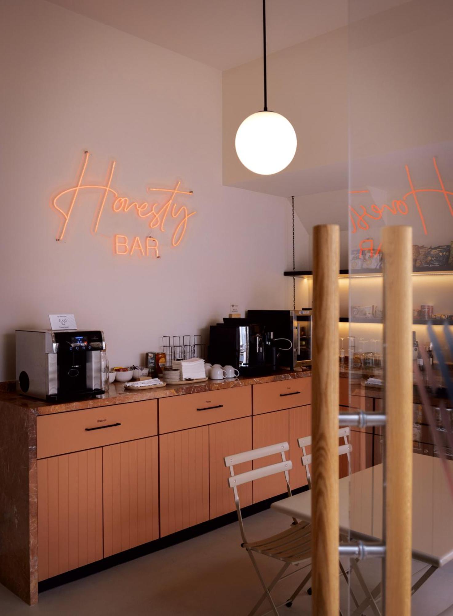 Heart Hotel Lemesós Eksteriør bilde